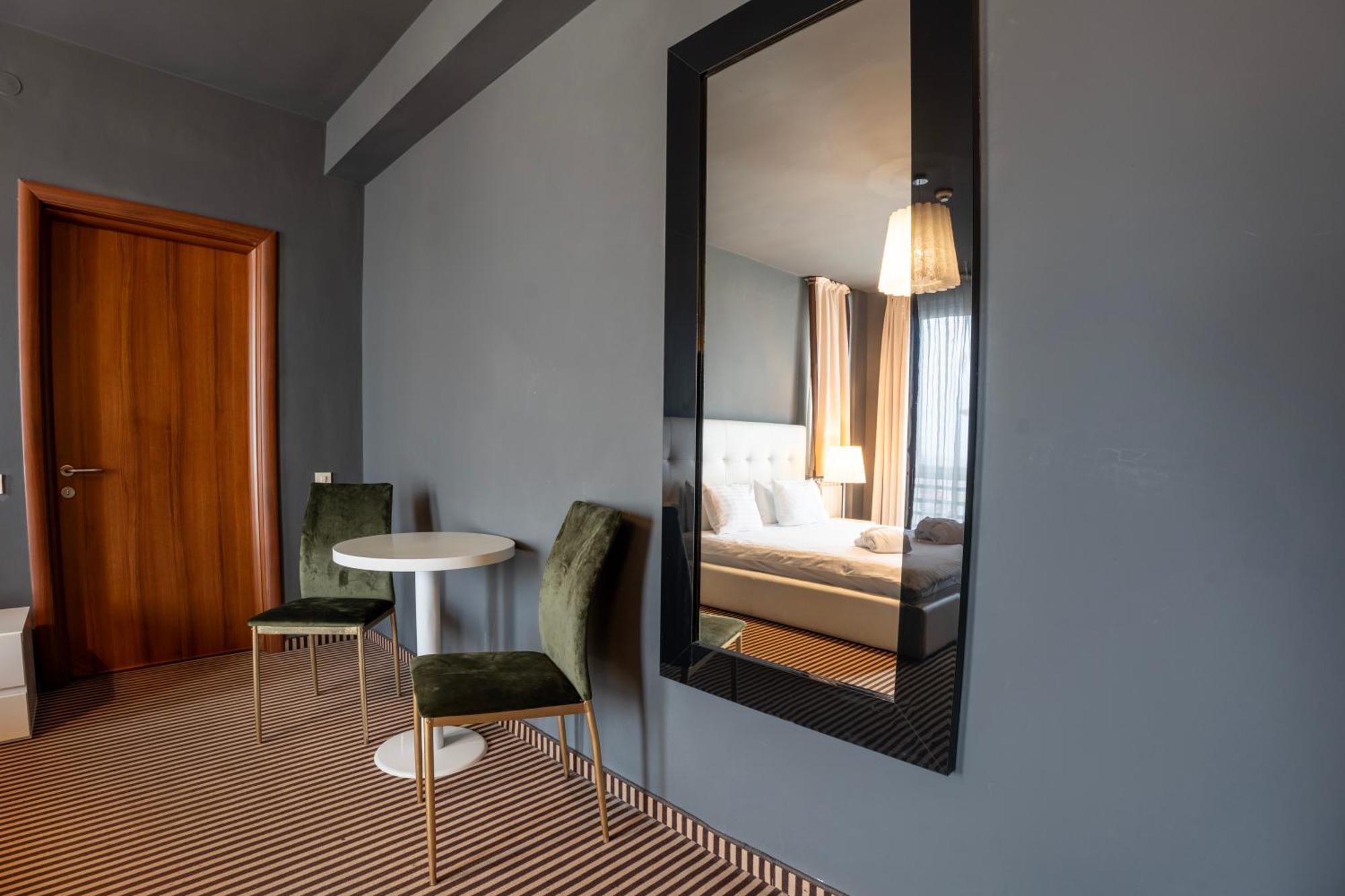 Alex&George Boutique Hotel Kluż-Napoka Zewnętrze zdjęcie